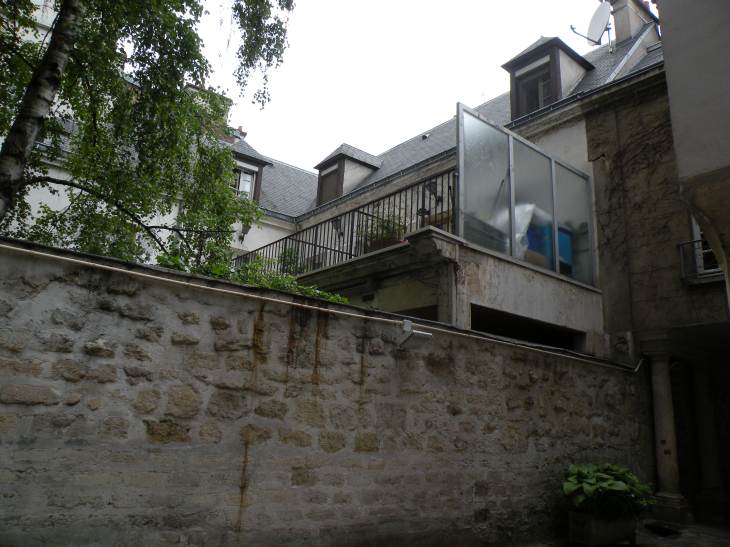  petites terrasses donnant sur l'église Saint-Médard